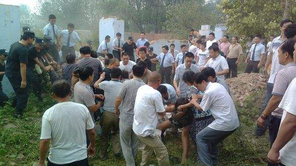 女孩出走，母亲自杀，葬礼遭遇催收，暴力催收再让现金贷背锅